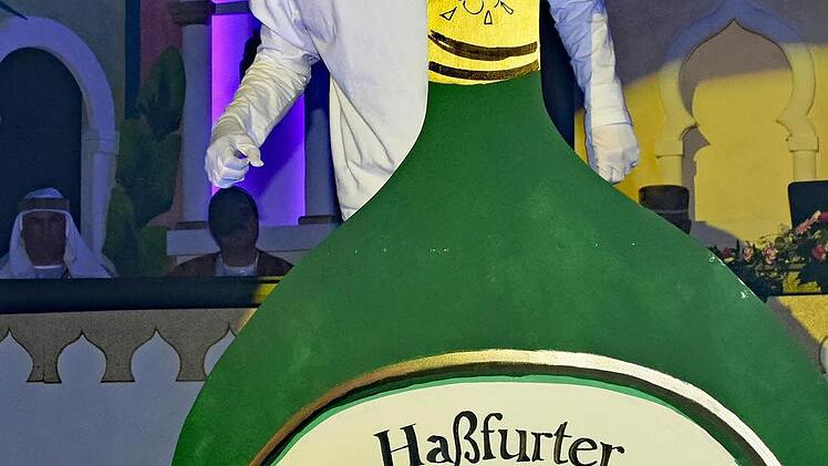Benedikt Wolf fuhr als spitzzüngiger fränkischer Flaschengeist Dschinni aus dem Bocksbeutel.  Fotos: Ulrike Langer