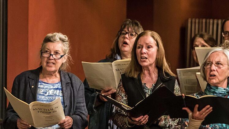 Unter der Leitung von Peter Stenglein bereitet sich der Coburger Bachchor auf die Aufführung von Telemanns Matthäuas-Passion von 1746 vor.Foto: Jochen Berger