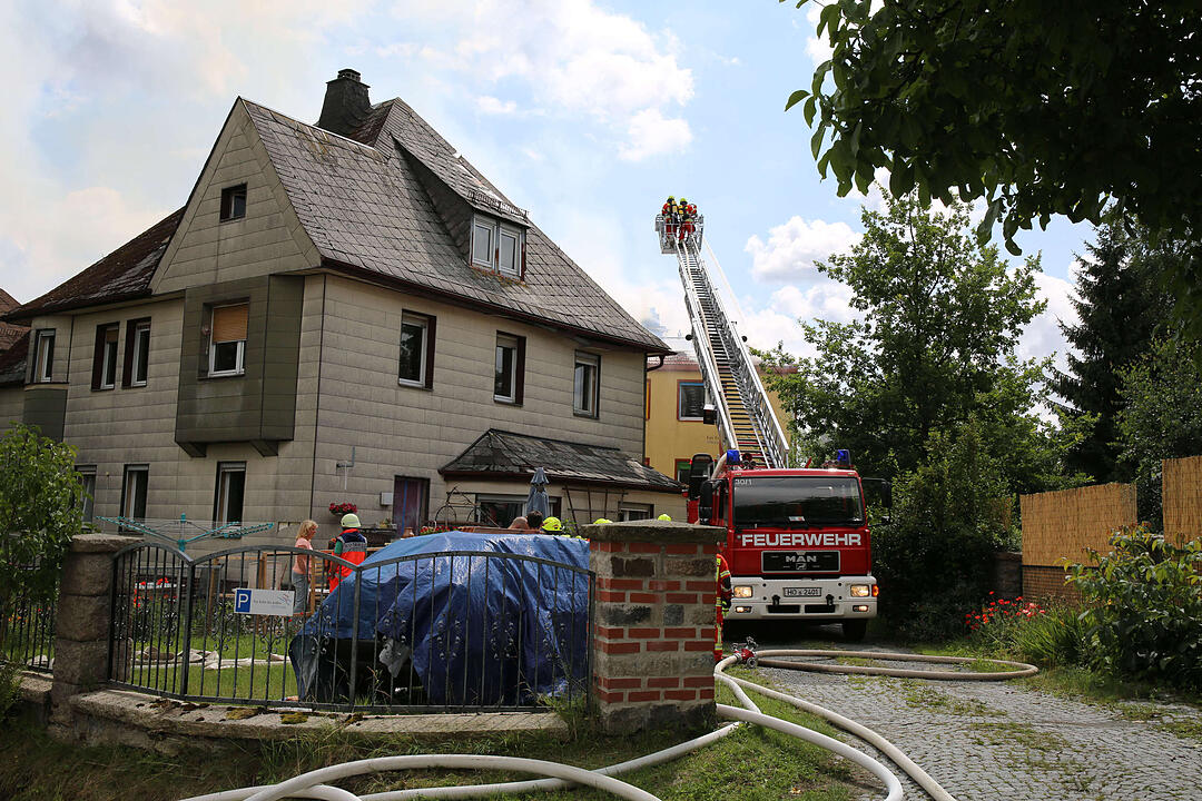Feuer erweist sich als hartnŠckig - Dachstuhl von Wohnhaus geht in Flammen auf