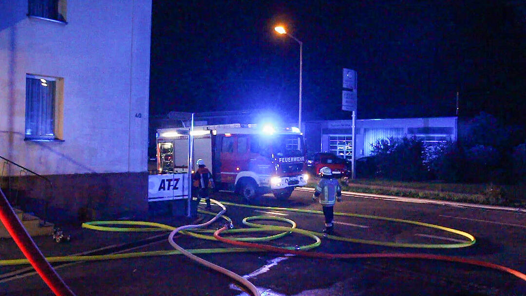 Dachstuhlbrand fordert Feuerwehr: Brandobjekt schwer zugänglich