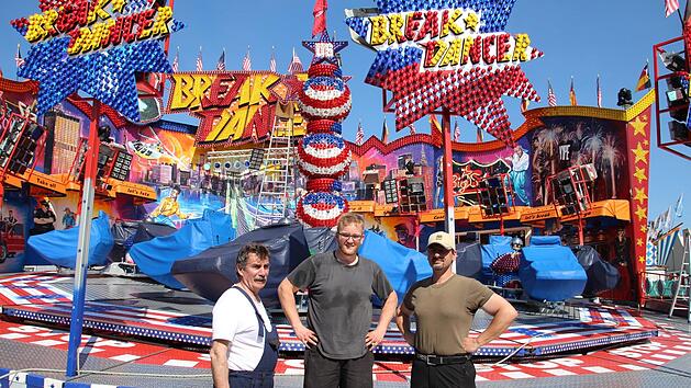 Ralf Pazdera mit den "Juniors" Nils und Kevin vor dem neuen Break Dancer.  Fotos: Julian &Uuml;belhack