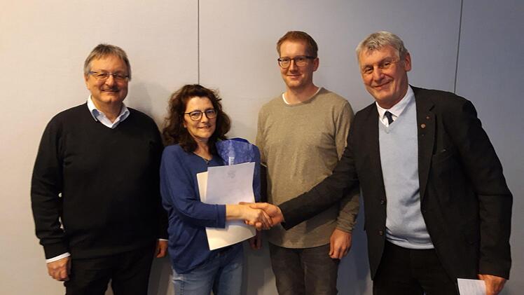 Eine hohe Ehrung zu ihrem 40-j&auml;hrigen Dienstjubil&auml;um erhielt Jutta Weidner (von links): Dieter Seban (3. B&uuml;rgermeister), Jutta Weidner,  Peter Karl (Personalratsvorsitzender) und J&uuml;rgen Pfister (2. B&uuml;rgermeister). Foto:  Silvia Reinelt