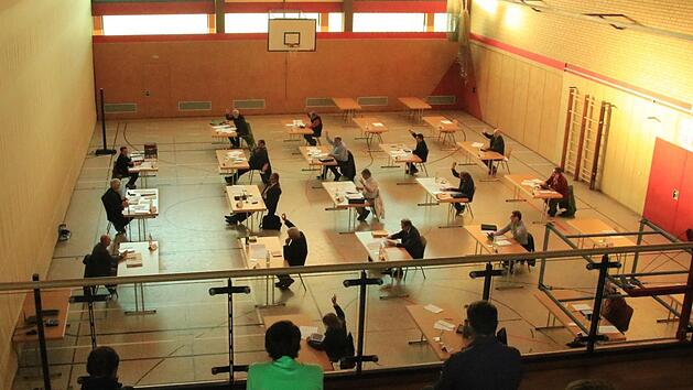 In der Ebensfelder Turnhalle trafen sich die Ebensfelder Gemeinderäte zur ersten Sitzung in Corona-Zeiten. Die Bürger nahmen auf der Tribüne Platz. Foto: Matthias Einwag
