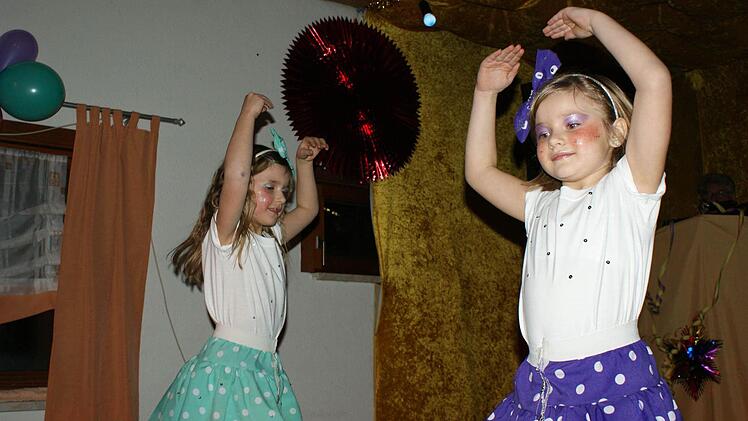 Maja Hempfling (links) und Emely Hildner eröffneten mit der Tanzgruppe "Kids" das Programm des Schlappenfaschings.