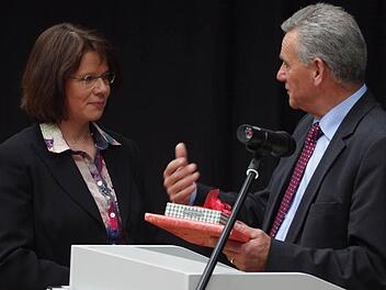 Landrat Oswald Marr (rechts) gratulierte der neuen Schulleiterin Christa Bänisch.  Foto: Heike Schülein