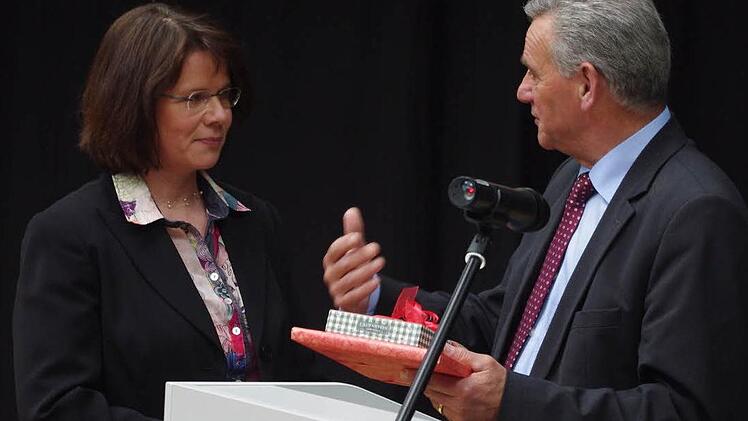 Landrat Oswald Marr (rechts) gratulierte der neuen Schulleiterin Christa Bänisch.  Foto: Heike Schülein