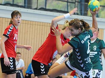 Gute Aktionen im Spielaufbau und Abschluss: Anna Kleinhenz von der SG Garitz/Nüdlingen (vorne), die sich hier gegen Kristina Steiner vom HC Sulzbach durchsetzt. Foto: Hopf