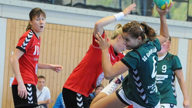 Gute Aktionen im Spielaufbau und Abschluss: Anna Kleinhenz von der SG Garitz/Nüdlingen (vorne), die sich hier gegen Kristina Steiner vom HC Sulzbach durchsetzt. Foto: Hopf