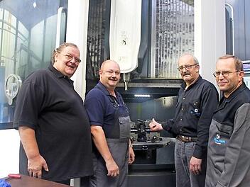 Seit 40 Jahren sind Willi Krautwurst, Holger Heinz, Klaus Löffler und Thomas Kraus (v.l.) bei Zitzmann Glasformen in Alexanderhütte beschäftigt. Sie dachten nie daran, ihren Arbeitgeber zu wechseln. Foto: Veronika Schadeck