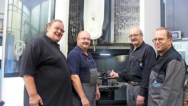 Seit 40 Jahren sind Willi Krautwurst, Holger Heinz, Klaus Löffler und Thomas Kraus (v.l.) bei Zitzmann Glasformen in Alexanderhütte beschäftigt. Sie dachten nie daran, ihren Arbeitgeber zu wechseln. Foto: Veronika Schadeck