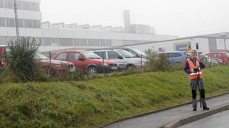 Es wurde schon Maß genommen: Auf diesem Areal nördlich des Edeka-Marktes und westlich des FTE-Werkes, das bislang als Parkplatz genutzt wurde, entsteht der neue Rossmann-Markt, der auch noch für ein zweites Geschäft Platz bietet. Foto: Ralf Kestel