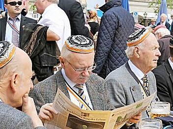 Alte Herren der Landsmannschaft Preußen Berlin lesen interessiert das Coburger Tageblatt. Fotos: Simone Bastian