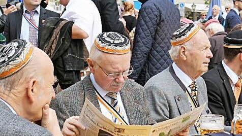 Alte Herren der Landsmannschaft Preußen Berlin lesen interessiert das Coburger Tageblatt. Fotos: Simone Bastian