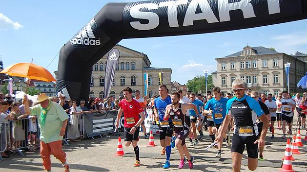 Hier fällt der Startschuss für den großen Staffellauf; links feuert Gerald Heintze die Läufer an. Foto: Oliver Schmidt