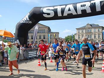 Hier fällt der Startschuss für den großen Staffellauf; links feuert Gerald Heintze die Läufer an. Foto: Oliver Schmidt