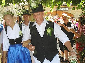 Mit der Sanierung der Tanzlinde wurde auch die Fortführung der Kirchweihtradition in Limmersdorf gesichert. Foto: Archiv/Gabi Förster