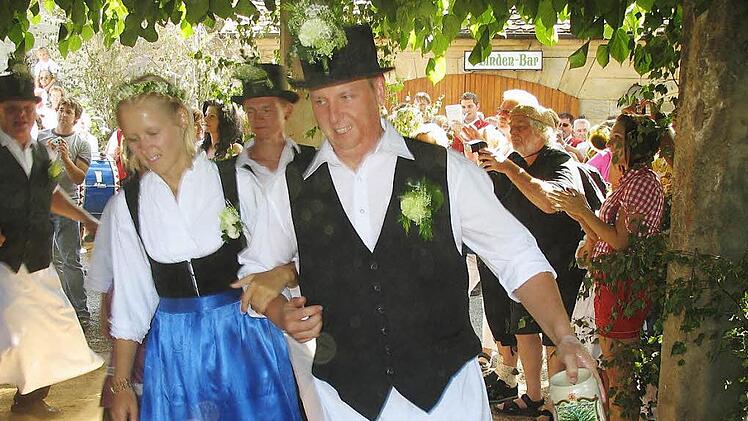 Mit der Sanierung der Tanzlinde wurde auch die Fortführung der Kirchweihtradition in Limmersdorf gesichert. Foto: Archiv/Gabi Förster
