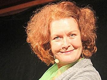 Mit ihrem zweiten Soloprogramm "Es gibt ein Leben über 50 - jedenfalls für Frauen" begeisterte Annette Grabiger als "Annette von Bamberg" das Bad Staffelsteiner Publikum.  Foto: Gerda Völk