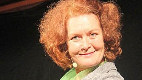 Mit ihrem zweiten Soloprogramm "Es gibt ein Leben über 50 - jedenfalls für Frauen" begeisterte Annette Grabiger als "Annette von Bamberg" das Bad Staffelsteiner Publikum.  Foto: Gerda Völk