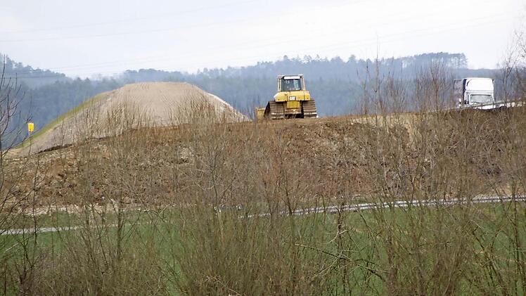Wie ein künstlicher Berg erscheint der Lärmschutzwall vom Engelhardts-Keller aus gesehen. Der Wall war während des Jahres an der A 73 in Höhe von Ebensfeld mit Aushubmaterial von der ICE-Baustelle erstellt worden. Foto: Matthias Einwag
