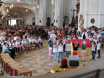 Die Kinder unterhielten ihre Gäste bei den Feierlichkeiten in der Gößweinsteiner Basilika.  Foto: Thomas Weichert