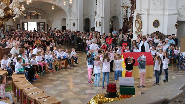 Die Kinder unterhielten ihre Gäste bei den Feierlichkeiten in der Gößweinsteiner Basilika.  Foto: Thomas Weichert