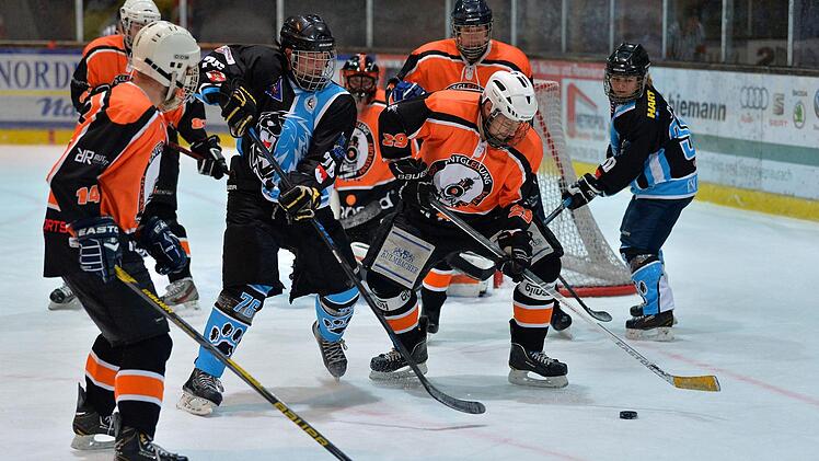 Die H&ouml;chstadter um  Lars Meergr&uuml;n (Mitte) und Celine Voll (rechts) hatten das Team von Entgleisung Ha&szlig;furt fest im Griff. Foto: Picturedreams