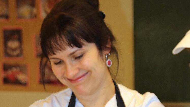 Lehrerin Katharina Zeller ließ ihre Auszubildenden mit Grünkohl arbeiten.  Auch ein Smoothie stand auf dem Speiseplan. Dieter Britz