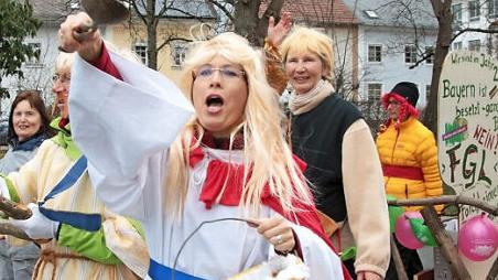 "Miraculine" Annette verteilt ihren Zaubertrank.