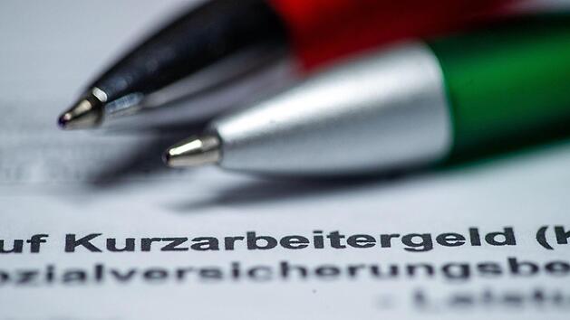 Die Kurzarbeit wurde und wird in der Corona-Krise von vielen Unternehmen genutzt, um K&uuml;ndigungen zu vermeiden.  Foto: Jens B&uuml;ttner/dpa