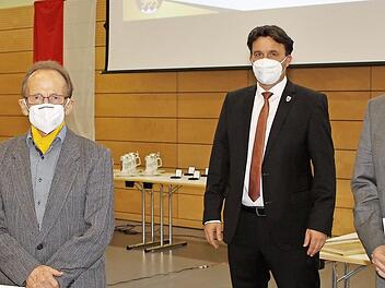 Helmut Schleicher (Zweiter von links) und Norbert Händel (rechts) erhielten aus der Hand von Landrat Hans Kalb (links) die Ehrennadel des Landkreises. Glückwünsche gab es auch von Bürgermeister Gerd Dallner (Zweiter von rechts).