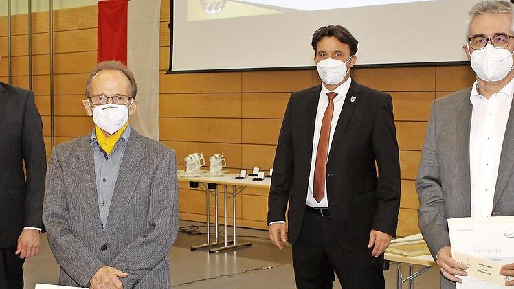 Helmut Schleicher (Zweiter von links) und Norbert Händel (rechts) erhielten aus der Hand von Landrat Hans Kalb (links) die Ehrennadel des Landkreises. Glückwünsche gab es auch von Bürgermeister Gerd Dallner (Zweiter von rechts).