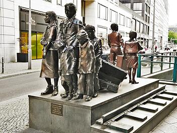 "Züge in das Leben - Züge in den Tod", Denkmal am Berliner Bahnhof Friedrichstraße, geschaffen vom britisch-israelischen Bildhauer Frank Meisler (1925-2018), der selbst im August 1939 mit einem der drei letzten Kindertransporte aus Danzig nach Eng...