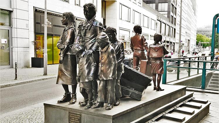 "Züge in das Leben - Züge in den Tod", Denkmal am Berliner Bahnhof Friedrichstraße, geschaffen vom britisch-israelischen Bildhauer Frank Meisler (1925-2018), der selbst im August 1939 mit einem der drei letzten Kindertransporte aus Danzig nach Eng...