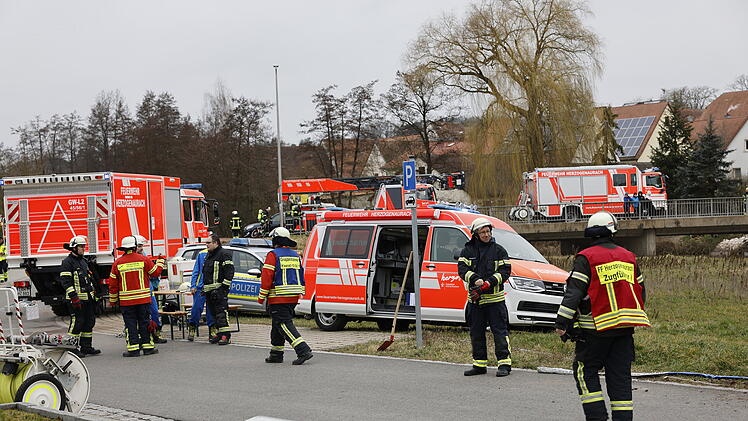 Feuer im Erdgeschoss ausgebrochen: Nachbar rettet Bewohner mit der eigenen Leiter aus dem Brandhaus
