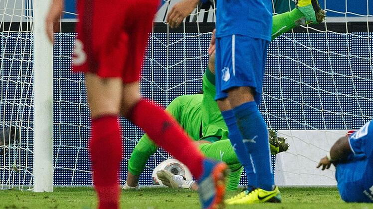 Oben links ist am Tornetz eine abstehende Masche zu sehen. In der 70. Minute war ein Kopfball von Kießling ans Außennetz gegangen. Durch ein Loch im Netz gelangte der Ball aber ins Tor. Schiedsrichter Brych gab den Treffer zum zwischenzeitlichen 2:0 für Bayer.  Foto: Uwe Anspach/dpa