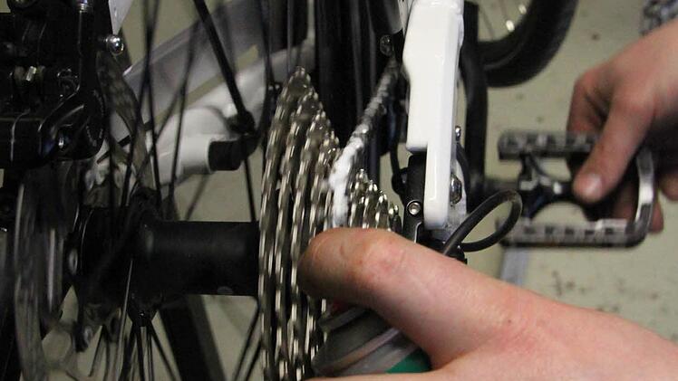 Check: die Kette. Mit Kettenspray richtig schmieren. Drei Umdrehungen lang sprühen. Foto: Jürgen Gärtner