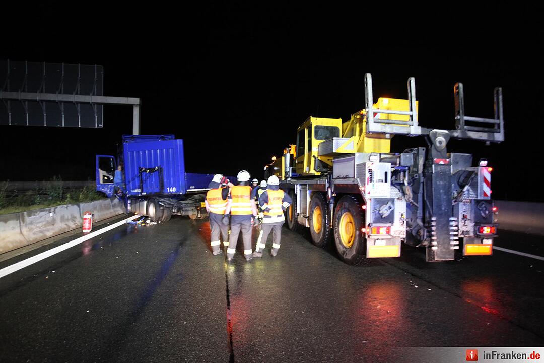 Sattelzug kracht auf der A9 in Beton-Leitplanke