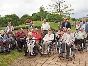 Bei der vom Lions-Club Lichtenfels organisierten Ausflugsfahrt besuchten die Bewohner des BRK-Wohn- und Pflegeheims "Am Weidengarten" unter der Begleitung der Pflegekr&auml;fte sowie des Lions-Club-Pr&auml;sidenten Gerhard Sievert (hinten, 3. v. re.) und des Lions-Club-F&ouml;rdervereinsvorsitzenden Walter Mackert (rechts) zun&auml;chst den Kurpark von Bad Staffelstein.  Foto: Alfred Thieret