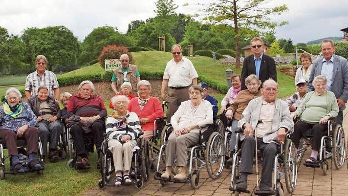 Bei der vom Lions-Club Lichtenfels organisierten Ausflugsfahrt besuchten die Bewohner des BRK-Wohn- und Pflegeheims "Am Weidengarten" unter der Begleitung der Pflegekr&auml;fte sowie des Lions-Club-Pr&auml;sidenten Gerhard Sievert (hinten, 3. v. re.) und des Lions-Club-F&ouml;rdervereinsvorsitzenden Walter Mackert (rechts) zun&auml;chst den Kurpark von Bad Staffelstein.  Foto: Alfred Thieret