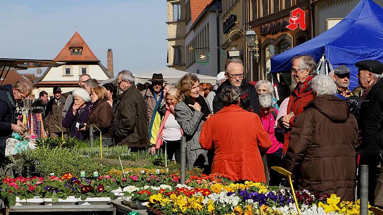 Richtiger Andrang herrschte an den Blumenständen und bei den ersten Pflanzen für den Garten.Günther Geiling