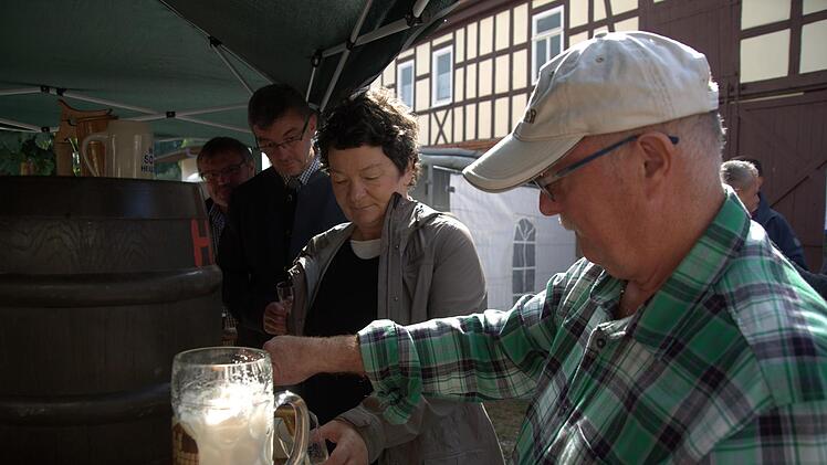 Auf reges Interesse stieß die Verkostung von fünf Bieren aus dem Rodachtal, die Biersommelier Markus Raupach auf Einladung der Initiative Rodachtal am Samstag beim Brauhausfest in Unterelldorf anbot. Hier warten Martina Rohner (IR) und Oskar Deglmann (ALE) darauf, dass Hobbybrauer Helmut Flohrschütz (Roßfeld) ihnen sein Bier einschenkt. Foto: Bettina Knauth