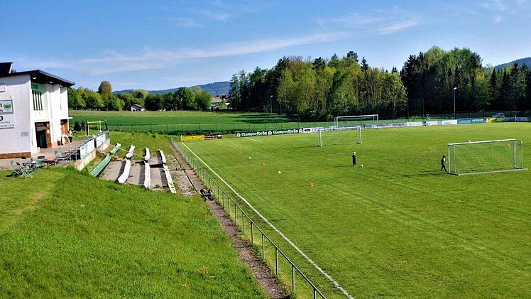 Nördlich des im Jahre 1957 eingeweihten Sportplatzes  sollte ursprünglich  ein Kunstrasenplatz entstehen. Bürgerproteste verhinderten den Bau.