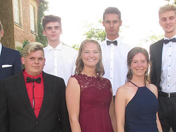 Die Abiturienten der Rudolf-Steiner-Schule in Coburg-Beiersdorf (von links): Schulleiter Hans-Joachim Döhner, Kilian Suffa, Adrian Schneider, Friedrike Löchte, Noah Gemmer, Lea Fischer und Jonathan Leimeister Foto: Martin Koch