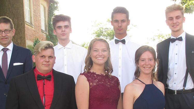 Die Abiturienten der Rudolf-Steiner-Schule in Coburg-Beiersdorf (von links): Schulleiter Hans-Joachim Döhner, Kilian Suffa, Adrian Schneider, Friedrike Löchte, Noah Gemmer, Lea Fischer und Jonathan Leimeister Foto: Martin Koch