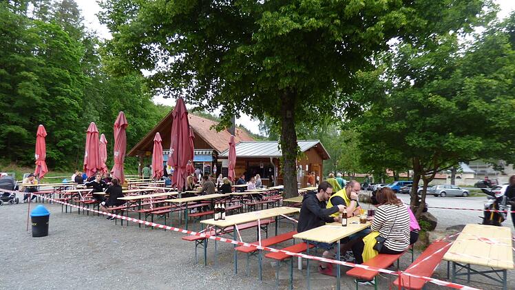 Nicht besonders einladend wirkt der mit rot-weißen Trassierbändern abgesperrte Biergarten beim Kiosk am Schöngrundsee.