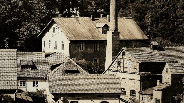 Die Stockheimer Katharinazeche im Jahre 1979 mit der dominant wirkenden Rentei (im Hintergrud rechts). Insbesondere zu sehen sind Kessel- und Maschinenhaus mit Kamin sowie das Kompressorenhaus (links).    Gerd Fleischmann
