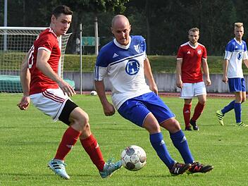 Wie hier im Hinspiel gegen Dampfach wird Christian Laus (rechts) vom FC 06 Bad Kissingen den Ball genau im Blick haben, damit er nicht im eigenen Tor, sondern im gegnerischen landet. Foto: Archiv/Hopf