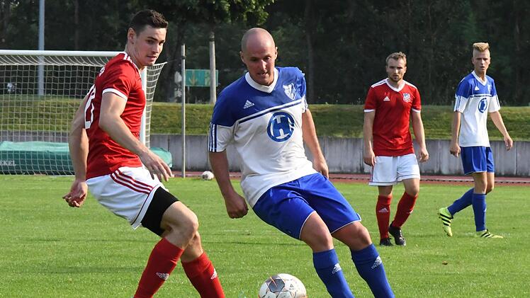 Wie hier im Hinspiel gegen Dampfach wird Christian Laus (rechts) vom FC 06 Bad Kissingen den Ball genau im Blick haben, damit er nicht im eigenen Tor, sondern im gegnerischen landet. Foto: Archiv/Hopf