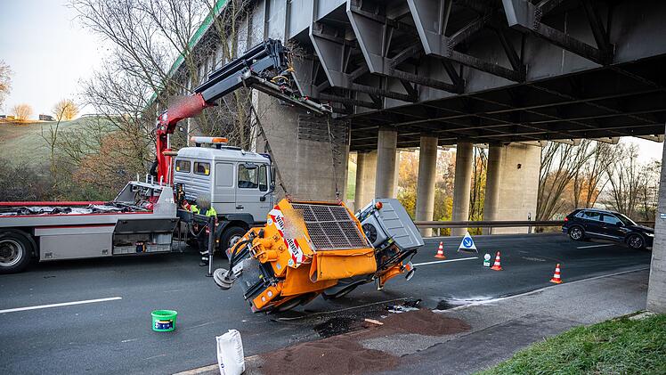 Wintereinbruch: Winterdienstfahrzeug kippt bei erster Fahrt um - Fahrer muss ins Krankenhaus